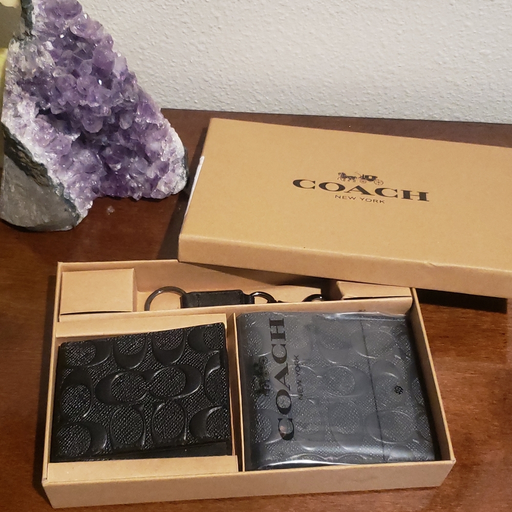 ●COACH, Embossed Leather Signature Men's 3-in-1 Wallet Gift Set.